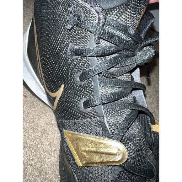 Men\'s Nike Kyrie High top athletic basketball shoes size 14 main image 11